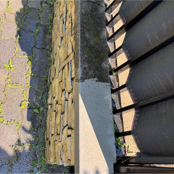 Kerítés takarítás közben