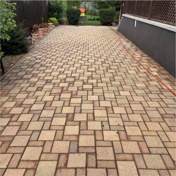 Színes térkő tisztítás után